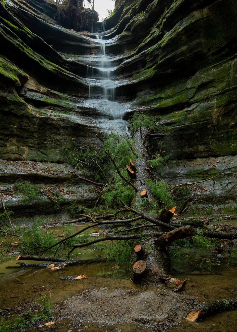 Sandstone canyon and waterfall at Starved Rock State Park, Illinois