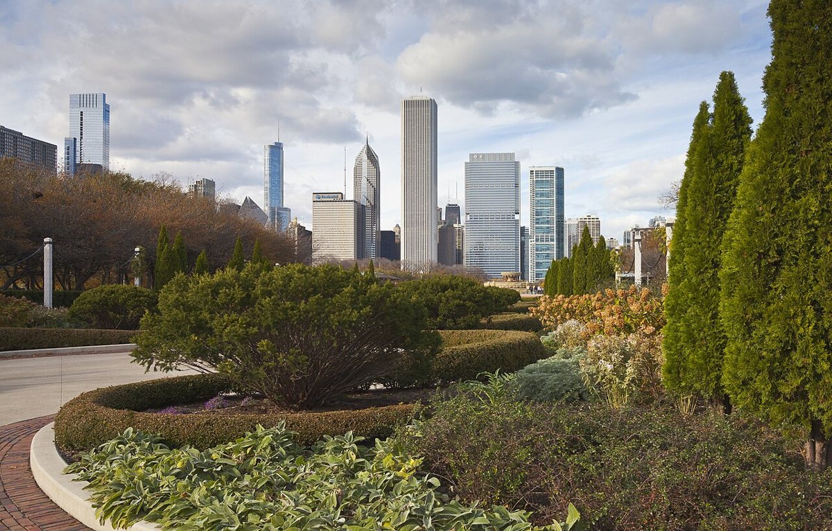 Buckingham Fountain in Grant Park with the skyline behind it
