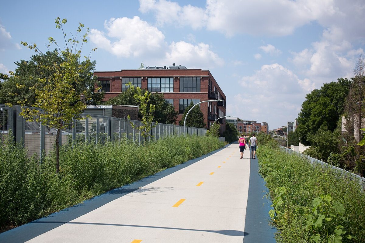 Couple walking the raised 606 Bloomingdale Trail above the rooftops in Chicago