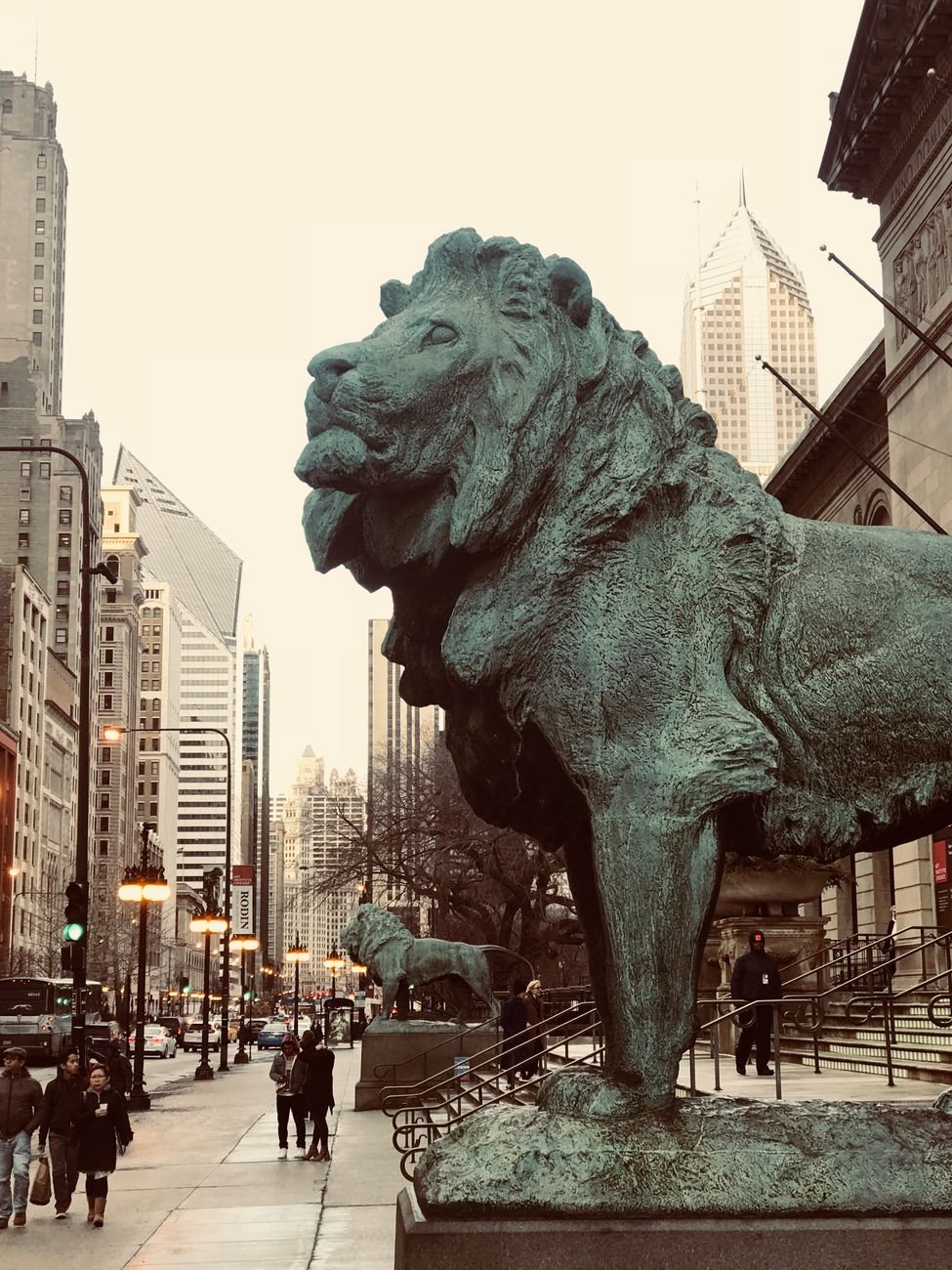 The Art Institute of Chicago entrance with bronze lion statues on Michigan Avenue