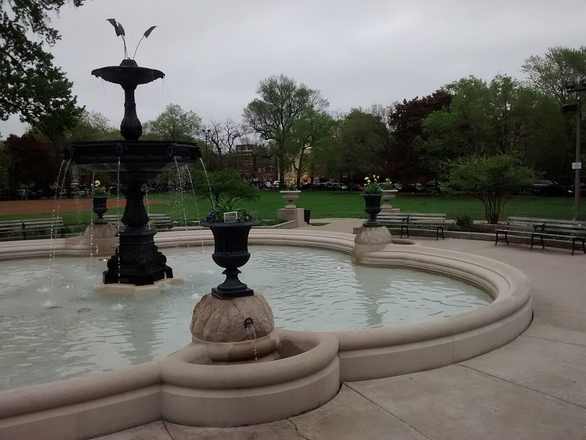 Wicker Park Chicago park fountain and fieldhouse